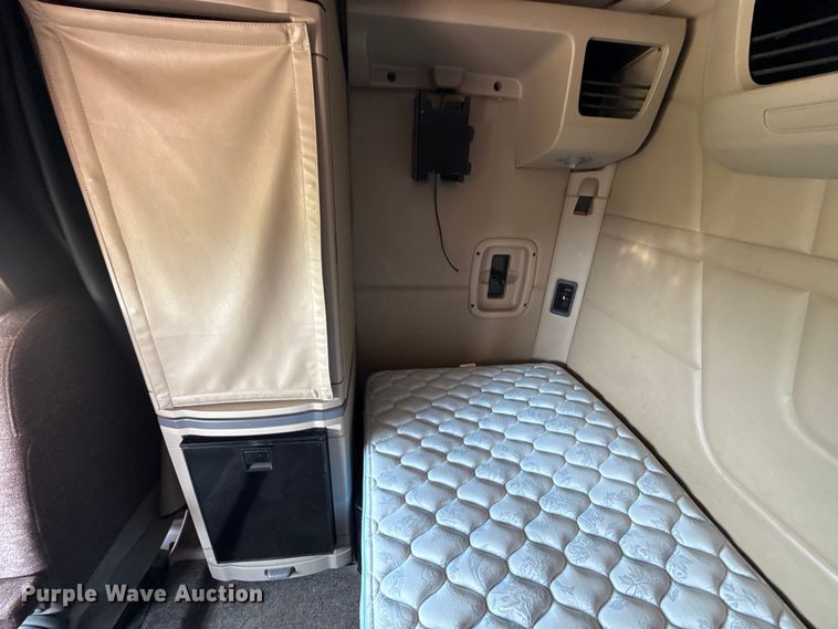 image for item ED5807 2015 Peterbilt 579 semi truck