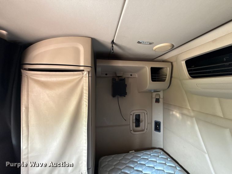 image for item ED5807 2015 Peterbilt 579 semi truck