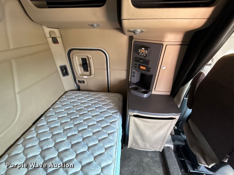 image for item ED5807 2015 Peterbilt 579 semi truck