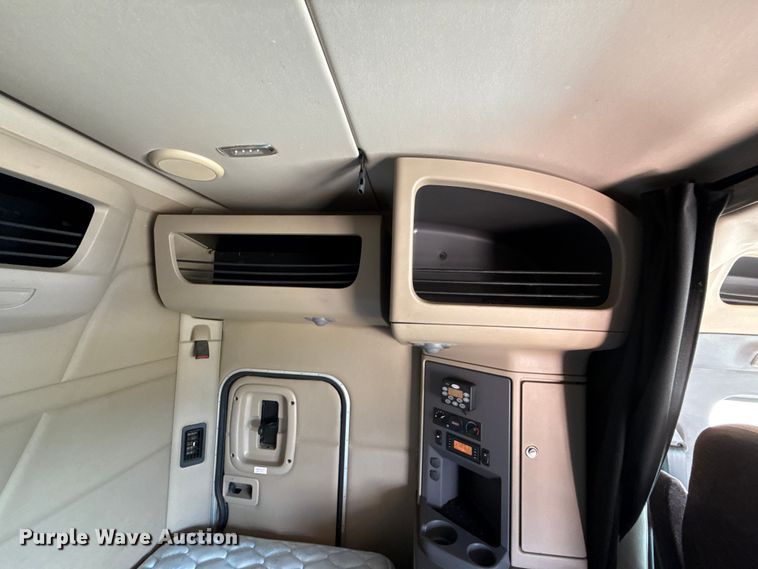 image for item ED5807 2015 Peterbilt 579 semi truck