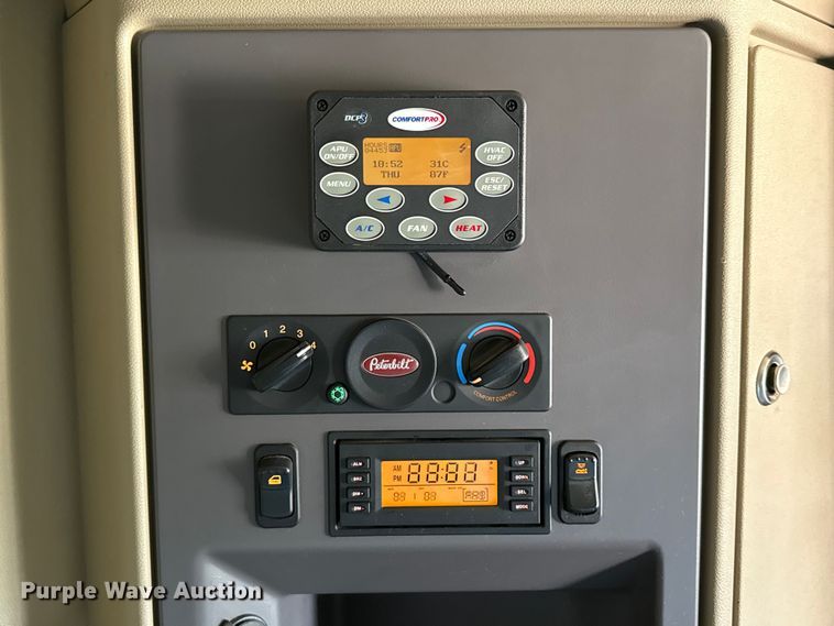 image for item ED5807 2015 Peterbilt 579 semi truck