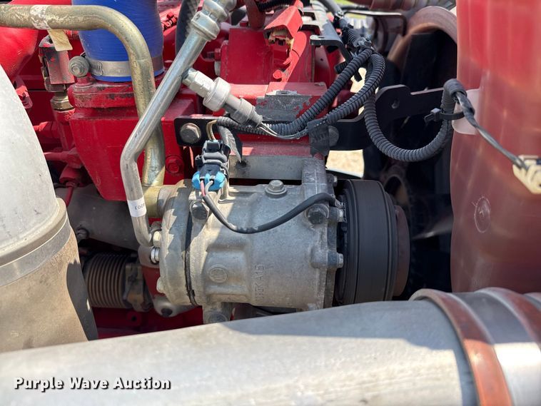 image for item ED5807 2015 Peterbilt 579 semi truck