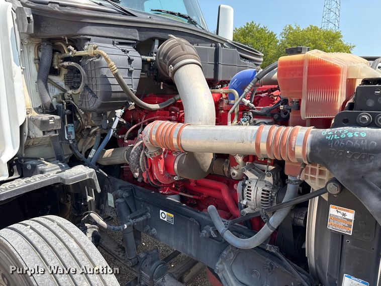 image for item ED5807 2015 Peterbilt 579 semi truck