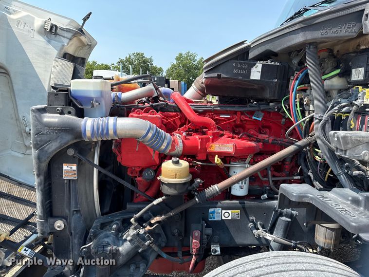 image for item ED5807 2015 Peterbilt 579 semi truck