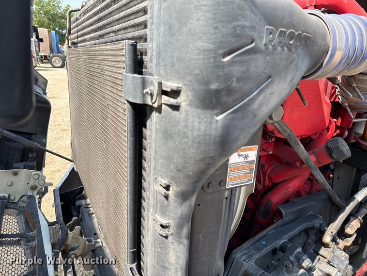 image for item ED5807 2015 Peterbilt 579 semi truck