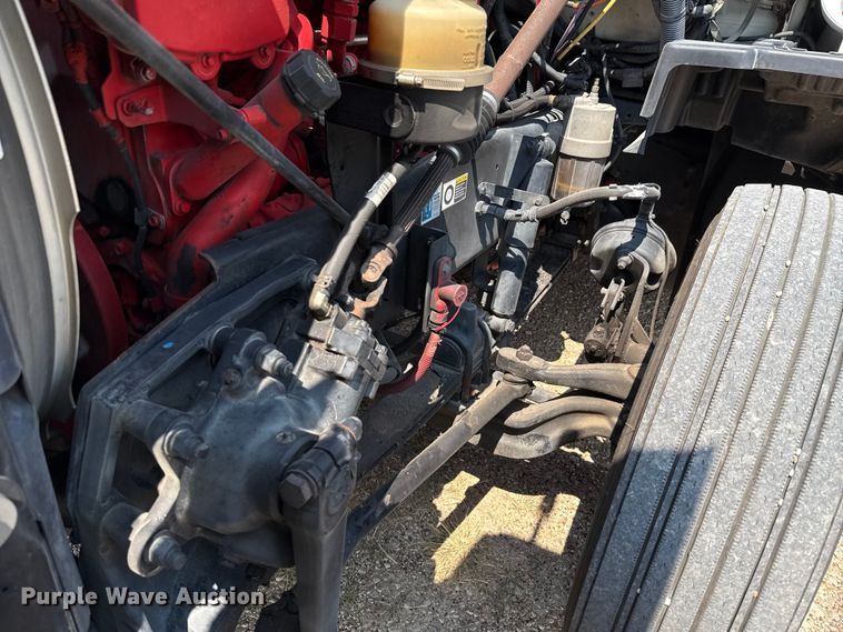 image for item ED5807 2015 Peterbilt 579 semi truck