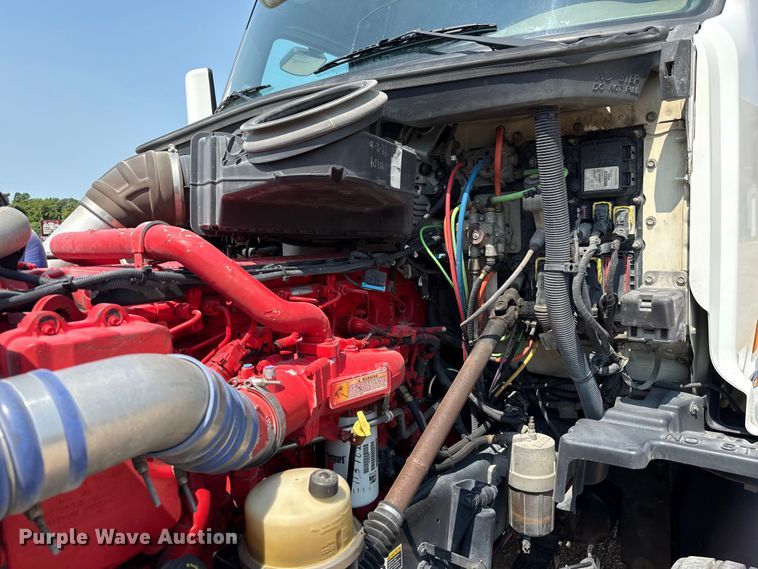 image for item ED5807 2015 Peterbilt 579 semi truck