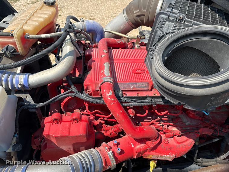 image for item ED5807 2015 Peterbilt 579 semi truck