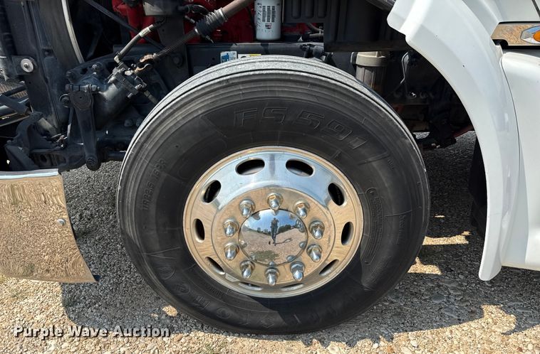 image for item ED5807 2015 Peterbilt 579 semi truck