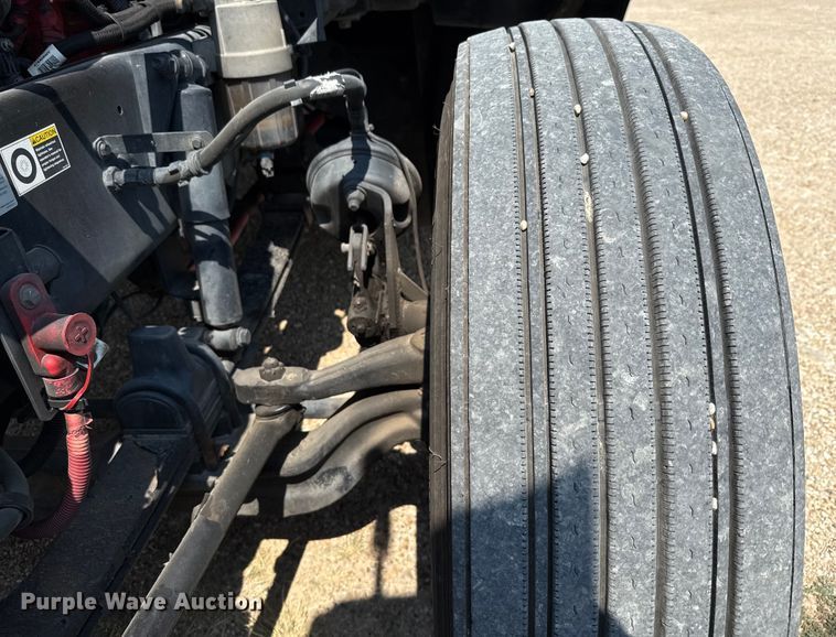 image for item ED5807 2015 Peterbilt 579 semi truck