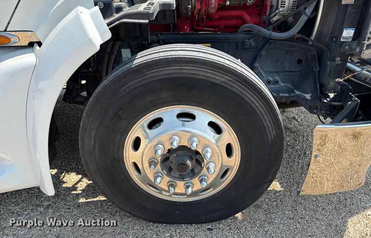 image for item ED5807 2015 Peterbilt 579 semi truck