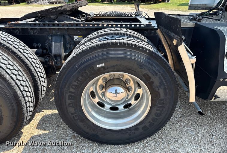 image for item ED5807 2015 Peterbilt 579 semi truck