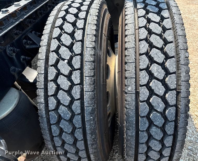 image for item ED5807 2015 Peterbilt 579 semi truck