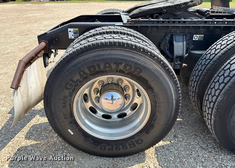 image for item ED5807 2015 Peterbilt 579 semi truck