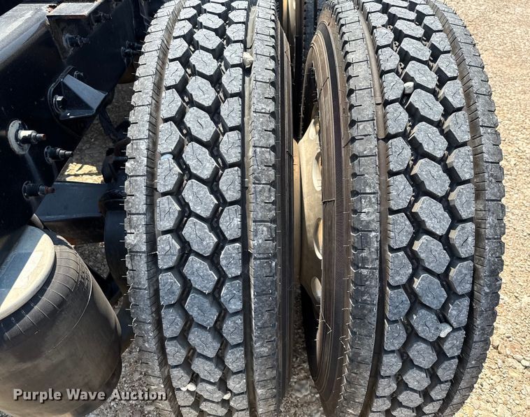 image for item ED5807 2015 Peterbilt 579 semi truck