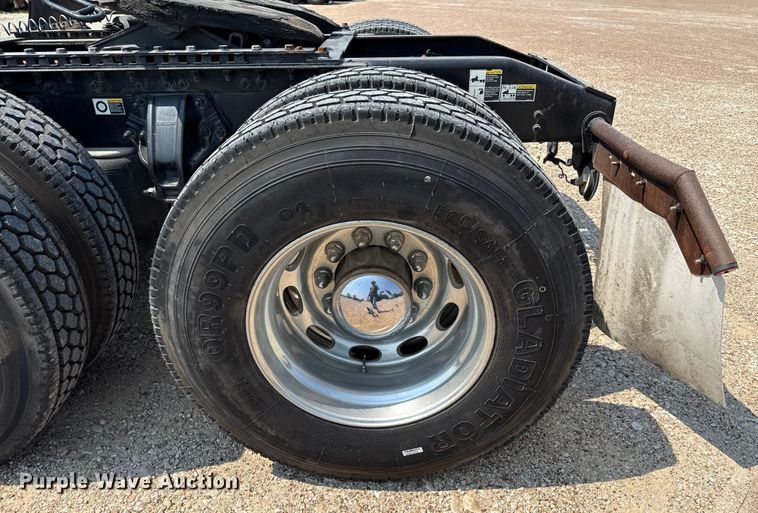 image for item ED5807 2015 Peterbilt 579 semi truck