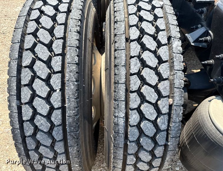 image for item ED5807 2015 Peterbilt 579 semi truck