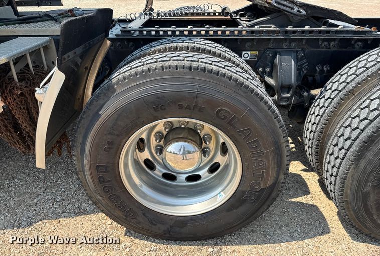 image for item ED5807 2015 Peterbilt 579 semi truck