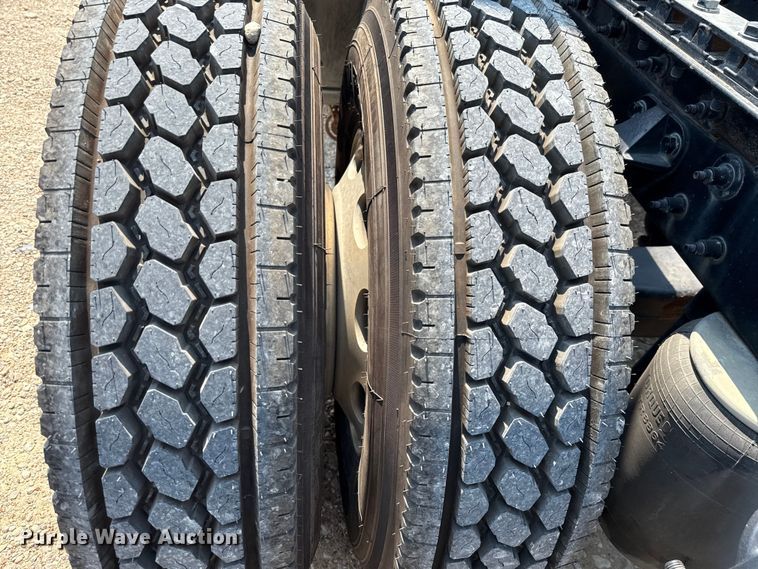 image for item ED5807 2015 Peterbilt 579 semi truck