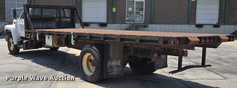 image for item EF1572 1993 Ford F700 flatbed truck