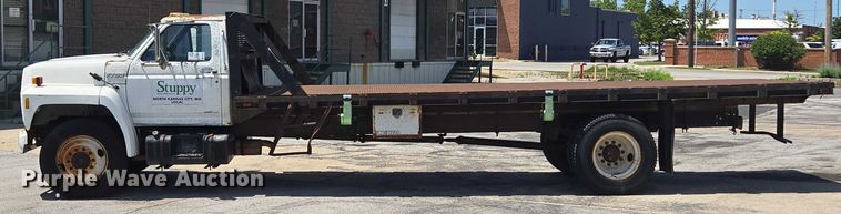 image for item EF1572 1993 Ford F700 flatbed truck