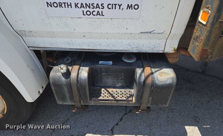 image for item EF1572 1993 Ford F700 flatbed truck