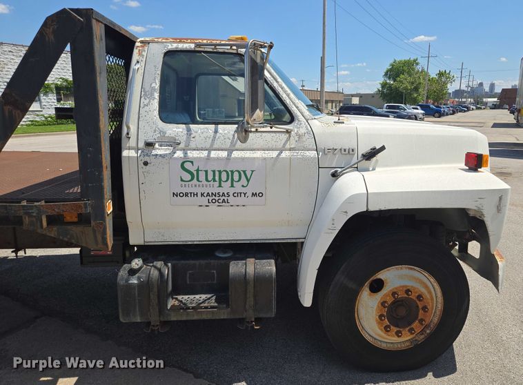 image for item EF1572 1993 Ford F700 flatbed truck