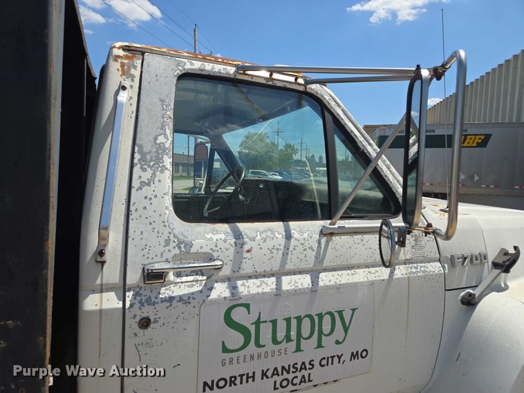 image for item EF1572 1993 Ford F700 flatbed truck