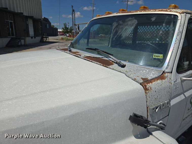 image for item EF1572 1993 Ford F700 flatbed truck