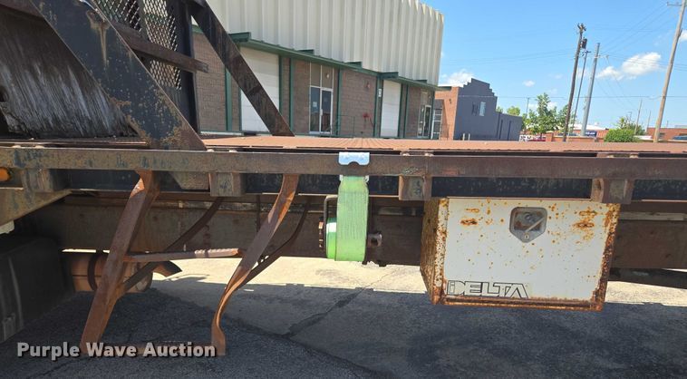 image for item EF1572 1993 Ford F700 flatbed truck