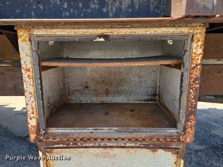 image for item EF1572 1993 Ford F700 flatbed truck