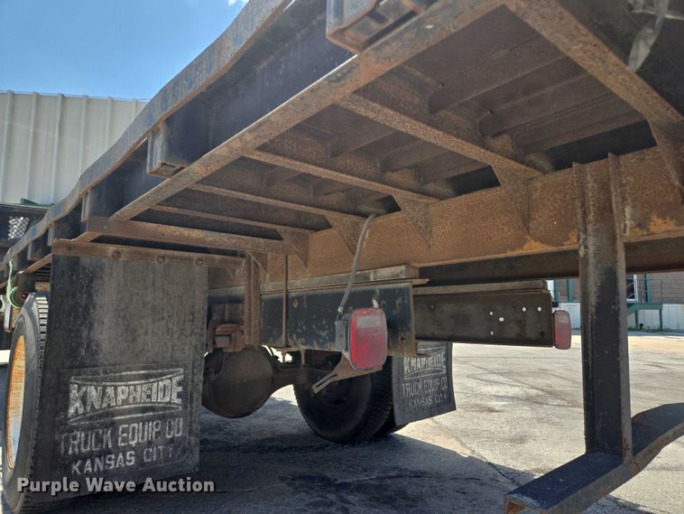 image for item EF1572 1993 Ford F700 flatbed truck