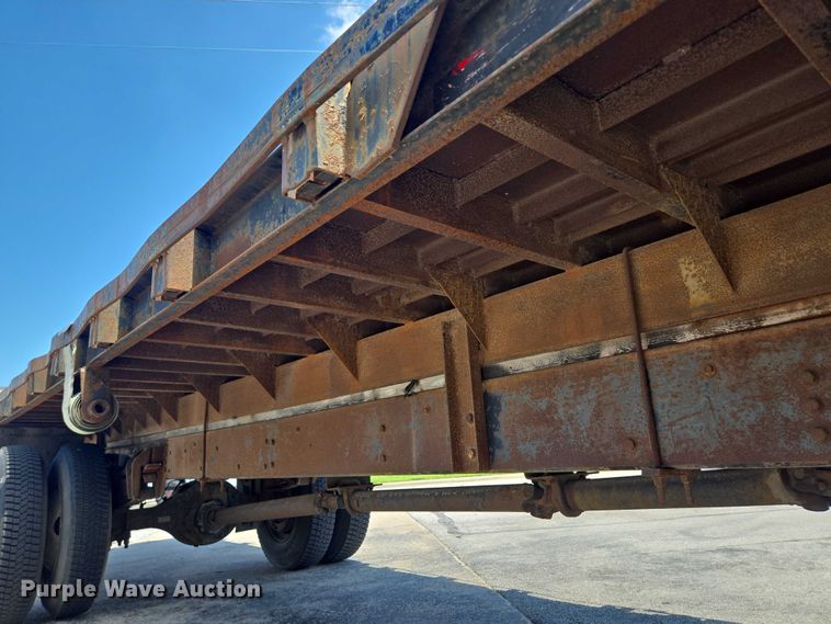 image for item EF1572 1993 Ford F700 flatbed truck