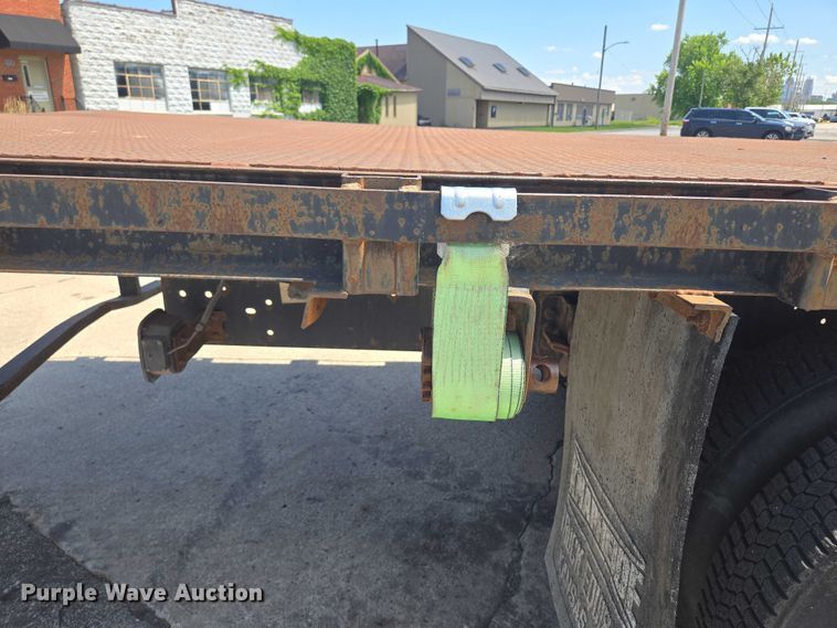 image for item EF1572 1993 Ford F700 flatbed truck