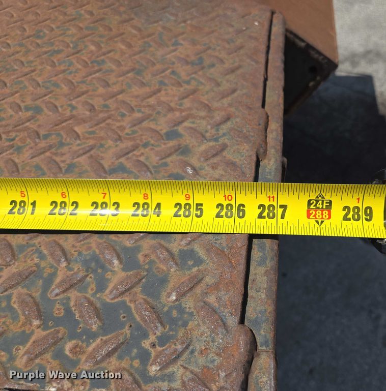 image for item EF1572 1993 Ford F700 flatbed truck