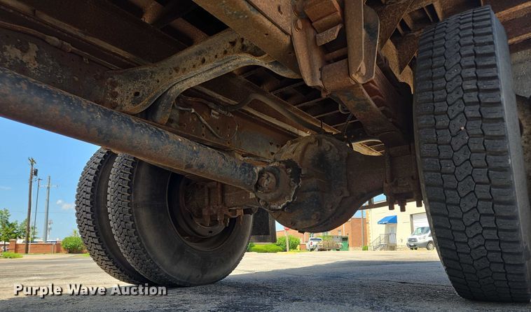 image for item EF1572 1993 Ford F700 flatbed truck