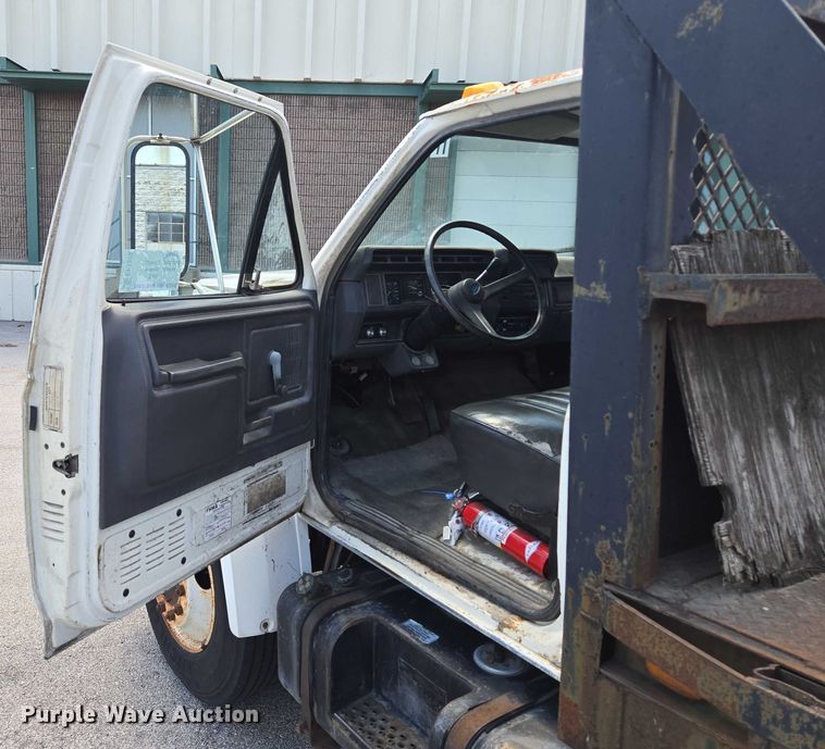 image for item EF1572 1993 Ford F700 flatbed truck