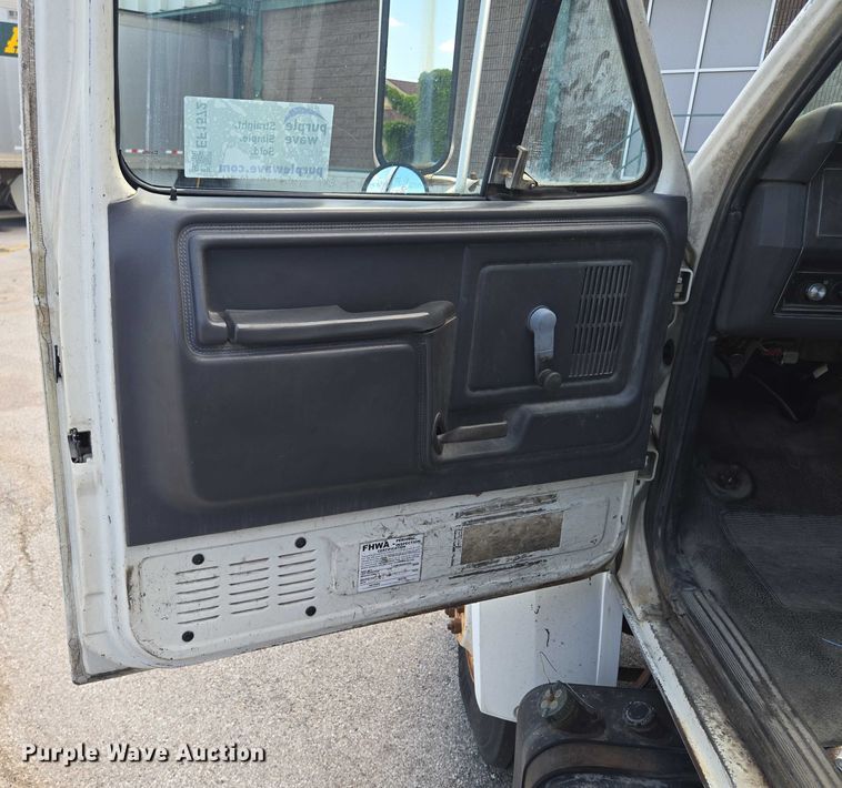 image for item EF1572 1993 Ford F700 flatbed truck