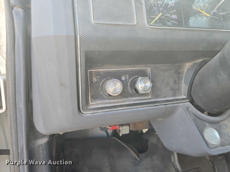 image for item EF1572 1993 Ford F700 flatbed truck