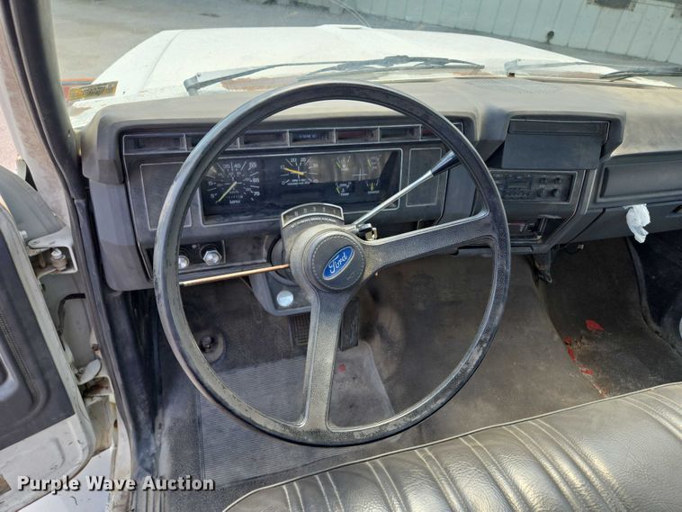 image for item EF1572 1993 Ford F700 flatbed truck