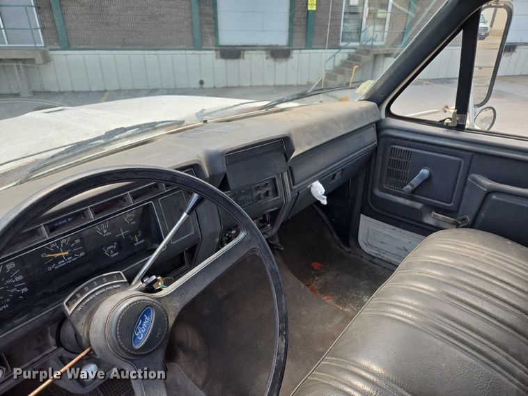 image for item EF1572 1993 Ford F700 flatbed truck