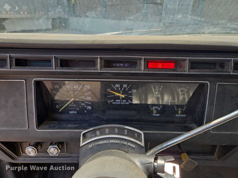 image for item EF1572 1993 Ford F700 flatbed truck