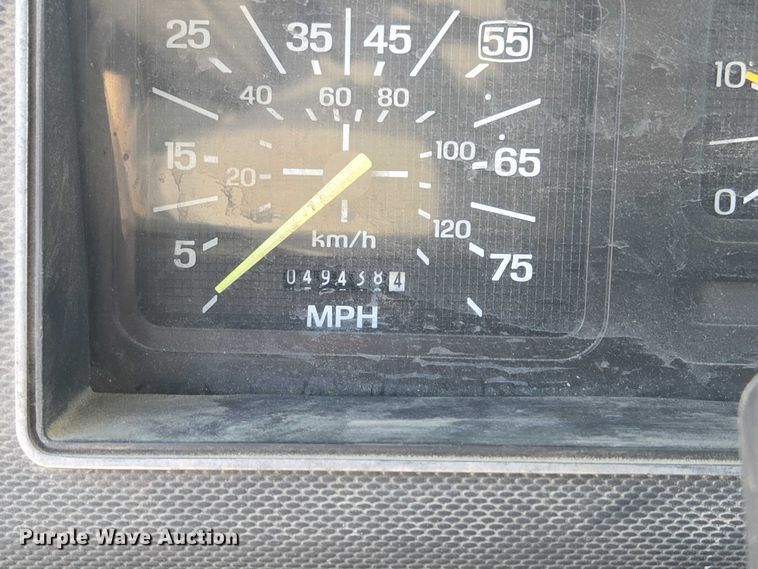 image for item EF1572 1993 Ford F700 flatbed truck