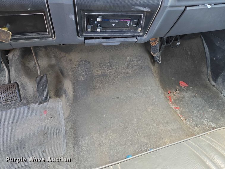 image for item EF1572 1993 Ford F700 flatbed truck