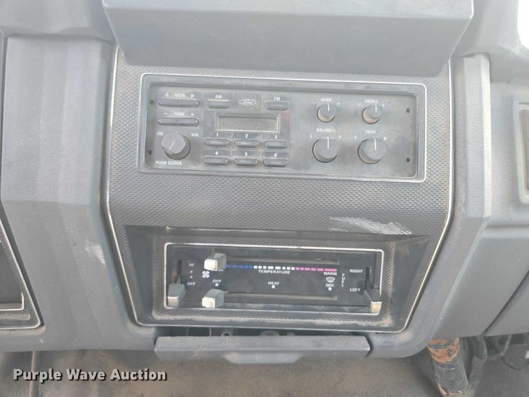 image for item EF1572 1993 Ford F700 flatbed truck