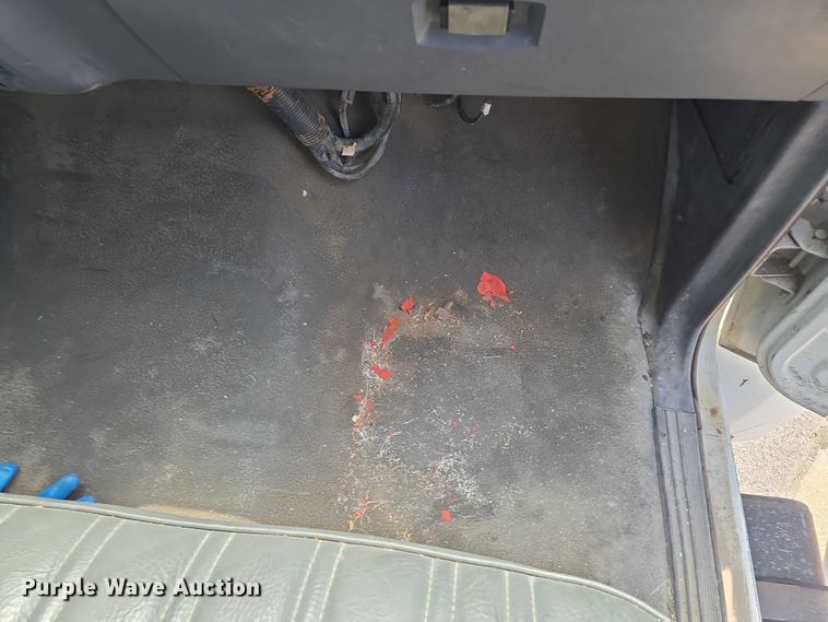 image for item EF1572 1993 Ford F700 flatbed truck