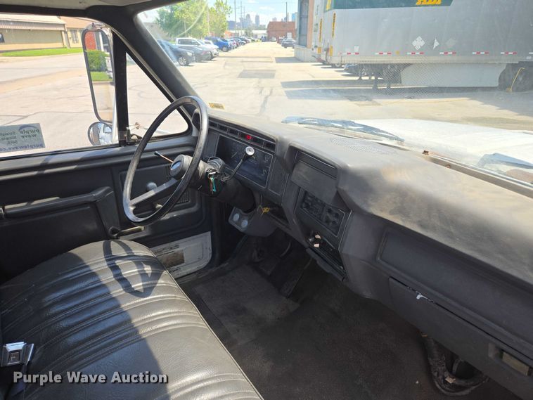 image for item EF1572 1993 Ford F700 flatbed truck