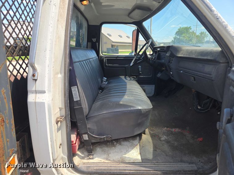 image for item EF1572 1993 Ford F700 flatbed truck