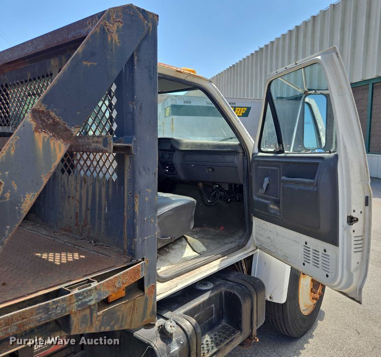 image for item EF1572 1993 Ford F700 flatbed truck