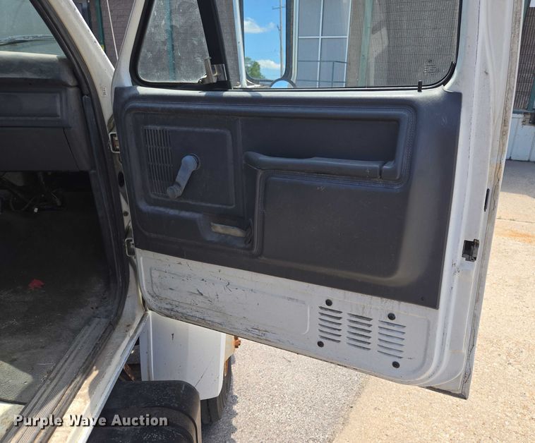 image for item EF1572 1993 Ford F700 flatbed truck